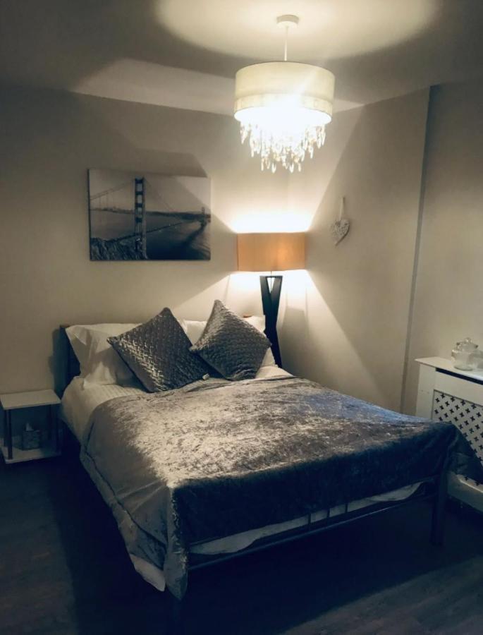 Chester City Apartments - With Free Parking Luaran gambar